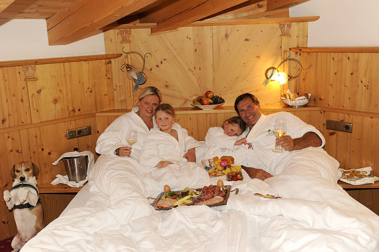 Lars Riedel und Lebensgef&auml;hrtin Katja Gruber und T&ouml;chter Paula und Emma im Bett der Schneeberg Suite Familie Riedel im 4 Sterne Familien - Wellness Resort Schneeberg in Maiern bei Sterzing am 01.04.2018 Agency People Image (c) Michael Tinnefeld